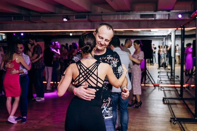 Kharkiv Ukraine 110923 Mann und Mädchen tanzen Bachata auf der Tanzfläche Sozialer lateinamerikanischer Abend