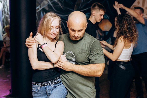 Kharkiv Ukraine 110923 Mann und Mädchen tanzen Bachata auf der Tanzfläche Sozialer lateinamerikanischer Abend