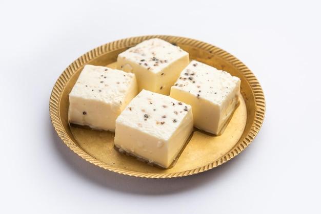 Kharvas o Cheek Chik Bari Pis o Junnu es un producto lácteo dulce hecho de calostro bovino