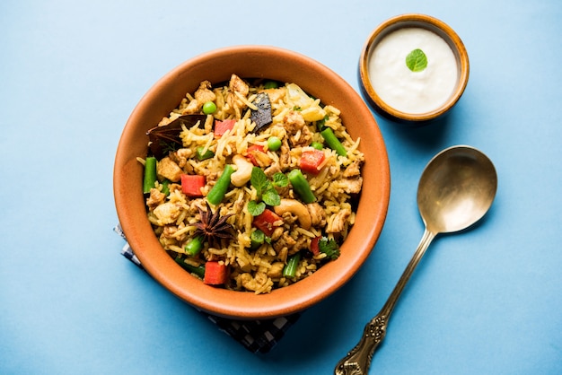 Kheema Pulao - Arroz cocido con carne picada de cordero o pollo con verduras y especias. servido en un bol. enfoque selectivo