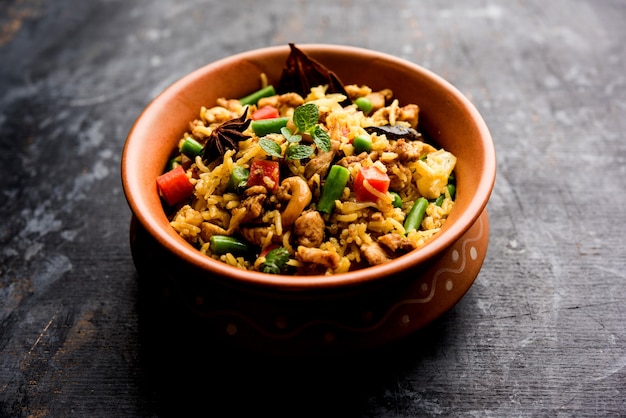 Kheema Pulao - Arroz cocido con carne picada de cordero o pollo con verduras y especias. servido en un bol. enfoque selectivo