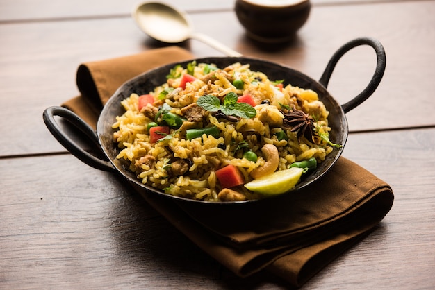 Kheema Pulao - Arroz cozido com carneiro ou frango picado com legumes e especiarias. servido em uma tigela. foco seletivo