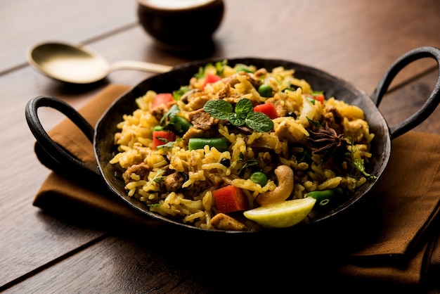 Kheema Pulao - Reis gekocht mit Hammel- oder Hühnerhackfleisch mit Gemüse und Gewürzen. in einer Schüssel serviert. selektiver Fokus