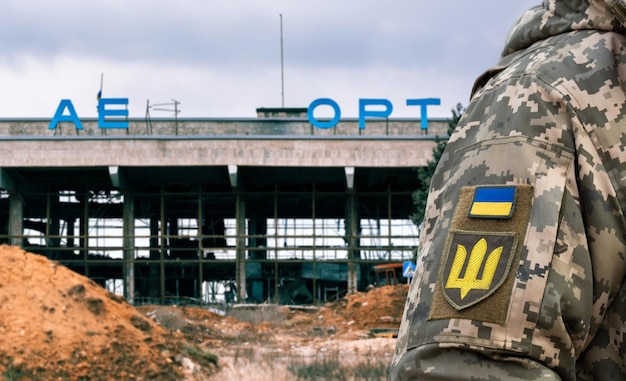 Kherson oblast Airport Chornobaivka fondo soldado ucraniano en el uniforme militar del ejército