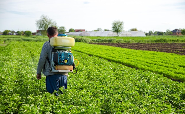 Kherson oblast Ukraine 22. Mai 2021 Landwirt sprüht Pestizide auf die Plantage Verwenden Sie Chemikalien zum Pflanzenschutz vor Insekten und Pilzinfektionen Landwirtschaft Industrie Pestiziden und Fungizide