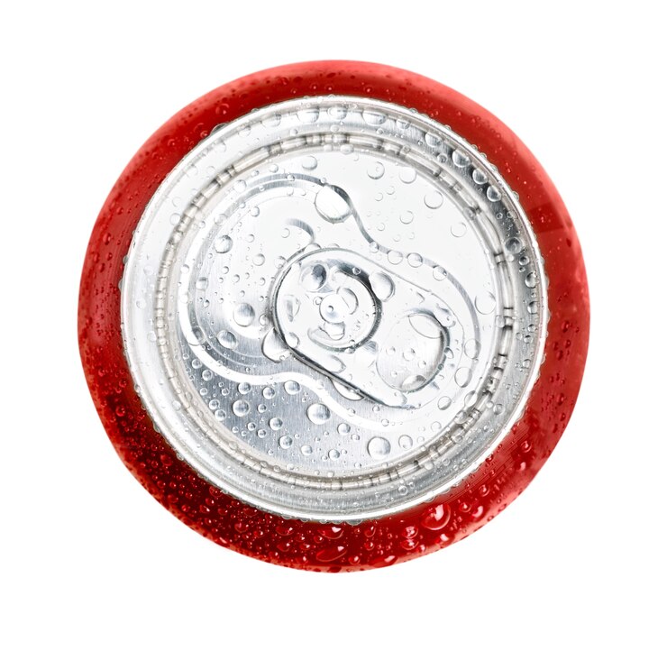 Foto kherson, ucrânia - 11 de novembro de 2014: lata de coca-cola isolada no fundo branco