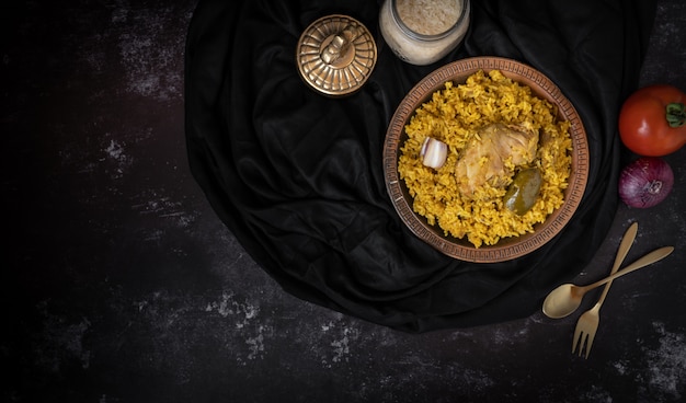 Khichuri o Khichdi o khichri en un fondo oscuro con un espacio para texto o mensajes