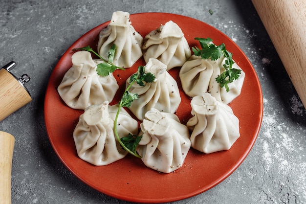 Khinkali, georgische Knödel, traditionelle georgische Küche. Blauer Hintergrund.