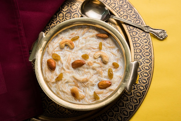 Khir o kheer payasam también conocido como Sheer Khurma Seviyan consumido especialmente en Eid o cualquier otro festival en la India o Asia. Servido con aderezos de frutos secos en un bol