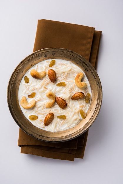 Khir o kheer payasam también conocido como Sheer Khurma Seviyan consumido especialmente en Eid o cualquier otro festival en la India o Asia. Servido con aderezos de frutos secos en un bol