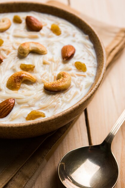 Khir o kheer payasam también conocido como Sheer Khurma Seviyan consumido especialmente en Eid o cualquier otro festival en la India o Asia. Servido con aderezos de frutos secos en un bol