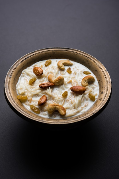 Khir oder Kheer Payasam, auch bekannt als Sheer Khurma Seviyan, wird besonders an Eid oder anderen Festen in Indien oder Asien konsumiert. Serviert mit Trockenfrüchten in einer Schüssel