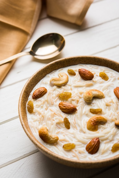 Khir oder Kheer Payasam, auch bekannt als Sheer Khurma Seviyan, wird besonders an Eid oder anderen Festen in Indien oder Asien konsumiert. Serviert mit Trockenfrüchten in einer Schüssel