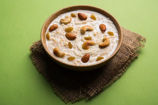 Khir ou kheer payasam, também conhecido como Sheer Khurma Seviyan, consumido especialmente no Eid ou em qualquer outro festival na Índia ou na Ásia. Servido com coberturas de frutas secas em uma tigela