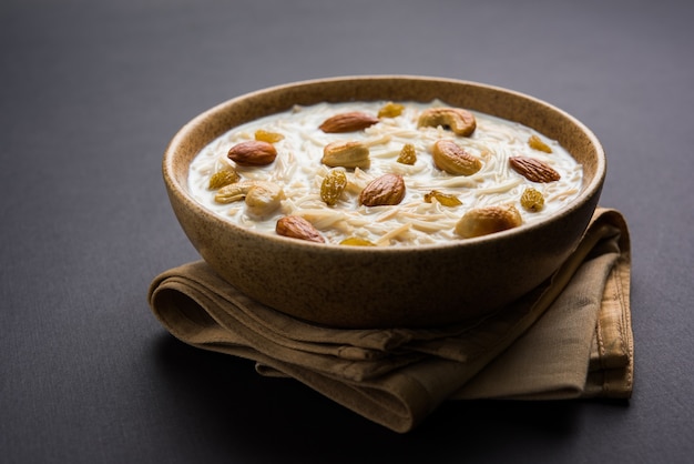 Khir ou kheer payasam, também conhecido como Sheer Khurma Seviyan, consumido especialmente no Eid ou em qualquer outro festival na Índia ou na Ásia. Servido com coberturas de frutas secas em uma tigela