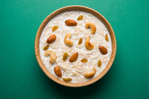 Khir ou kheer payasam, também conhecido como Sheer Khurma Seviyan, consumido especialmente no Eid ou em qualquer outro festival na Índia ou na Ásia. Servido com coberturas de frutas secas em uma tigela