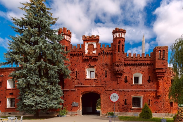 Kholm-Tor der Festung Brest am Morgen Weißrussland