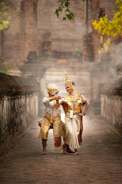 Khon é uma dança clássica tailandesa com uma máscara este é Hanuman expressando seu amor para Miss Suphan Matcha