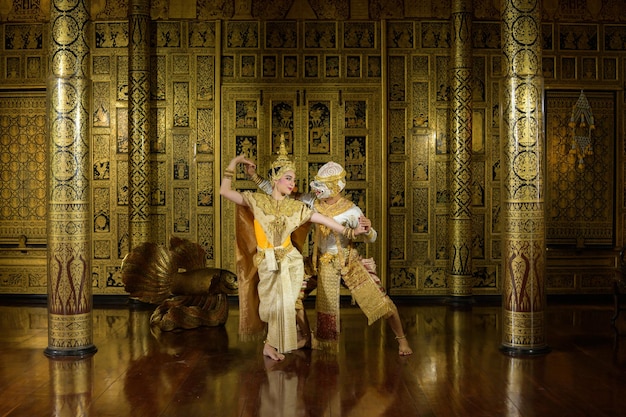 Foto khon es un baile clásico tailandés con una máscara este es hanuman expresando su amor por la srta. suphan matcha