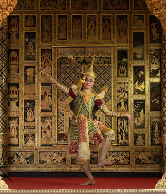 Foto khon ist ein klassischer thailändischer tanz in maske, mit ausnahme dieser charaktere.