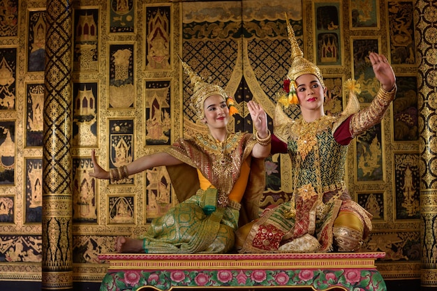 Foto khon ist ein klassischer thailändischer tanz in masken, mit ausnahme dieser beiden charaktere, die keine masken trugen.