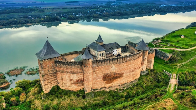 Khotyn Fortress Alte antike Burg in der Nähe des Flusses