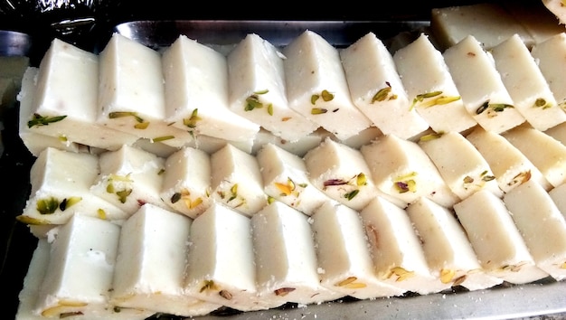 Khoya Barfi berühmte indische Süßigkeiten. Beliebtes Festivalessen aus Indien.