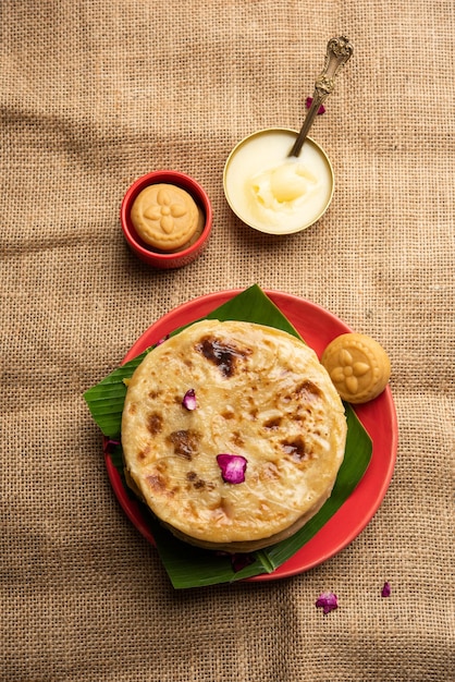 Khoya roti doce ou Peda chapati paratha feito com leite de creme espesso ou Khoa khowa mawa