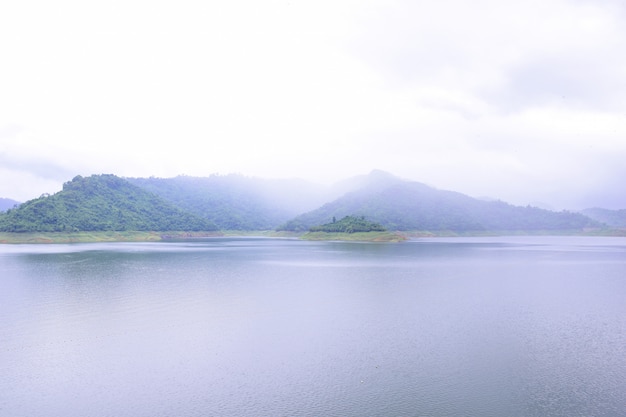 Foto khun dan prakan chon dam em nakon nayok com névoa e nuvens no dia chuvoso.