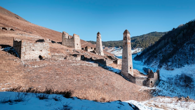 Khyani (Khani, Kheni) ist eine Turmanlage an einem Hang in der Salga-Schlucht, in der Nähe des Chulkhi-Flusses. 16. Jahrhundert. Russland, Inguschetien.