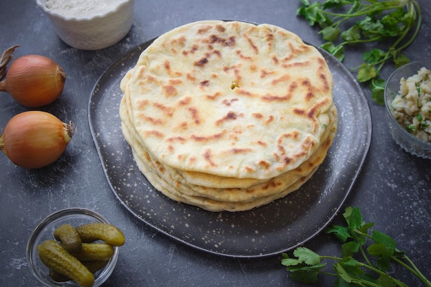 Khychin, tortilha, comida tradicional dos balkares, costas escuras