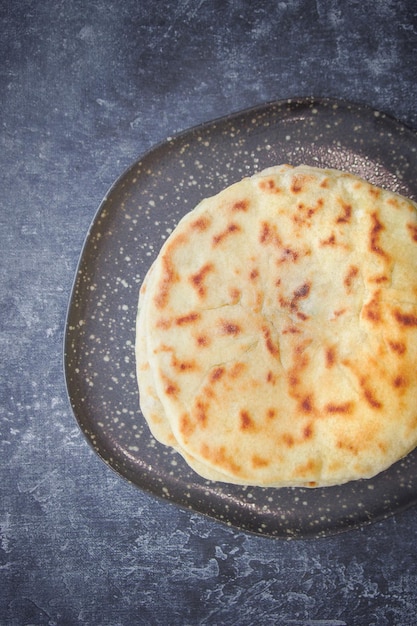 Khychin, Tortilla, traditionelles Balkar-Essen, dunkler Rücken