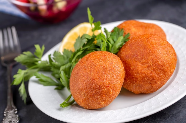 Kibbeh é um prato popular na culinária do Oriente Médio (nome turco; icli kofte - Adana icli koftesi)