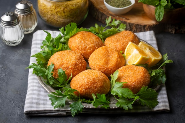 Kibbeh es un plato popular en la cocina de Oriente Medio (nombre turco; icli kofte - Adana icli koftesi)