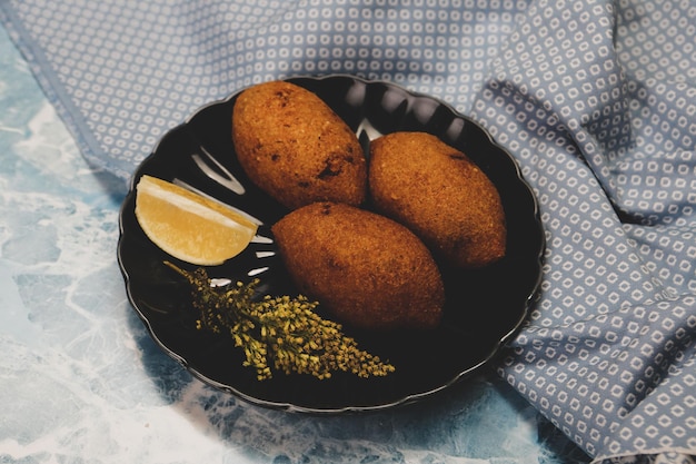 Kibbeh ist ein beliebtes Gericht in der Küche des Nahen Ostens, türkischer Name icli kofte