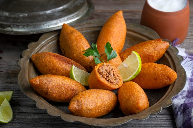 Kibbeh ist ein beliebtes Gericht in der Küche des Nahen Ostens, türkischer Name icli kofte