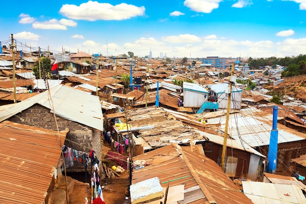 Kibera Slum in Nairobi während des sonnigen Tages mit blauem Himmel und Wolken. Kibera ist der größte Slum Afrikas. Slums in Nairobi, Kenia.