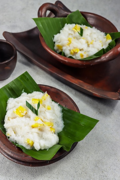 Kicak süßer, weich pürierter Klebreis mit Kokosraspeln und Jackfrucht aus Yogyakarta Indonesien