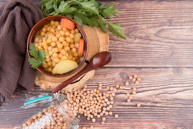 Foto kichererbsen hausgemachte suppe mit stoff und kopierraum