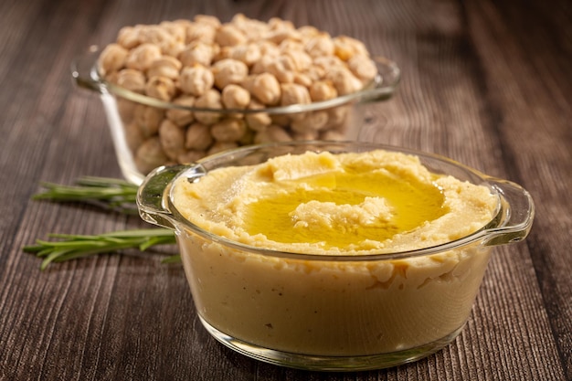 Kichererbsen-Hummus mit Olivenöl in der Schüssel