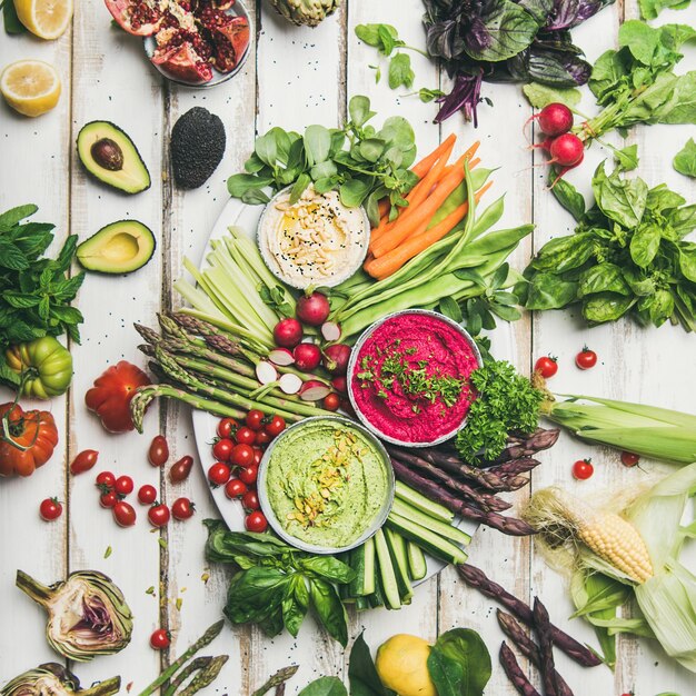 Kichererbsen-Rote-Bete-Spinat-Humus-Dips mit frischem Gemüse