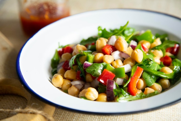 Kichererbsen-Sommersalat mit Rucola