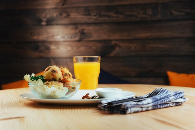 Kichererbsenfalafelbälle mit Gemüse