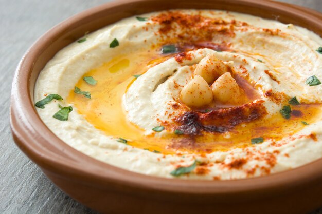 Kichererbsenhummus im Schüsselholztischabschluß oben