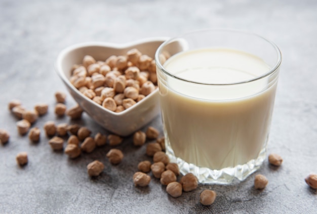 Kichererbsenmilch mit Kichererbsen auf dem Tisch