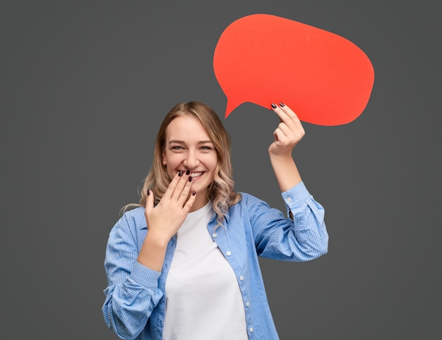 Kichernde Frau mit Sprechblase