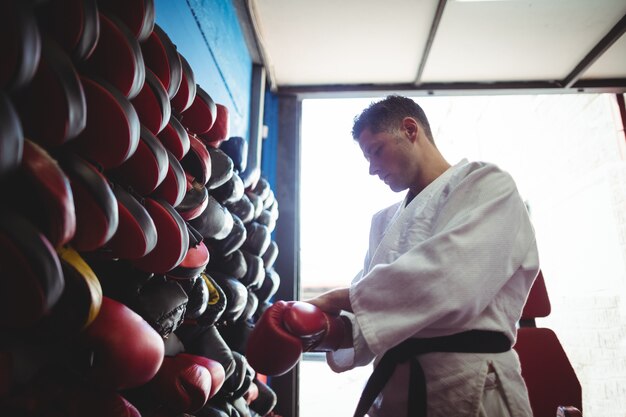 Kick boxer con guantes