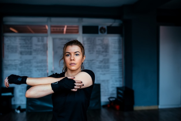 Kickboxer Frau dehnen. Nahansicht.