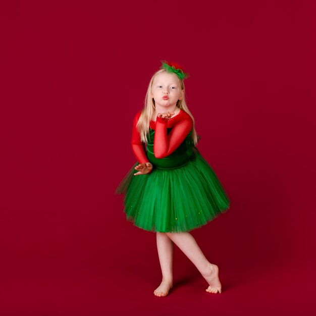 Kid bailarín satisfecho con traje de concierto. Ropa para bailes de salón.