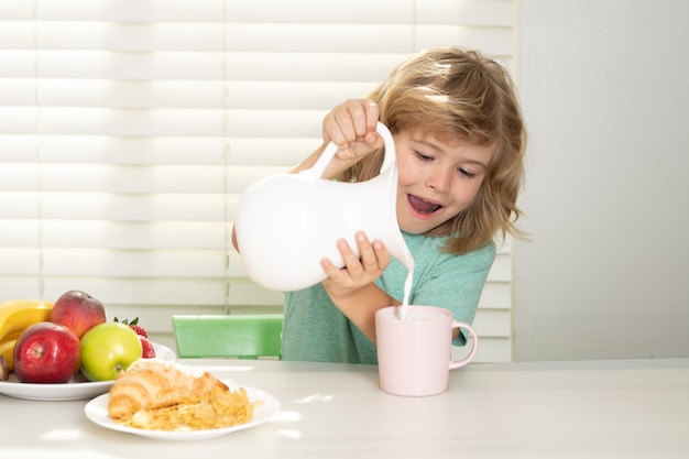 Kid bot comendo refeição nutrição saudável para crianças gosta de comer no café da manhã ou jantar com um